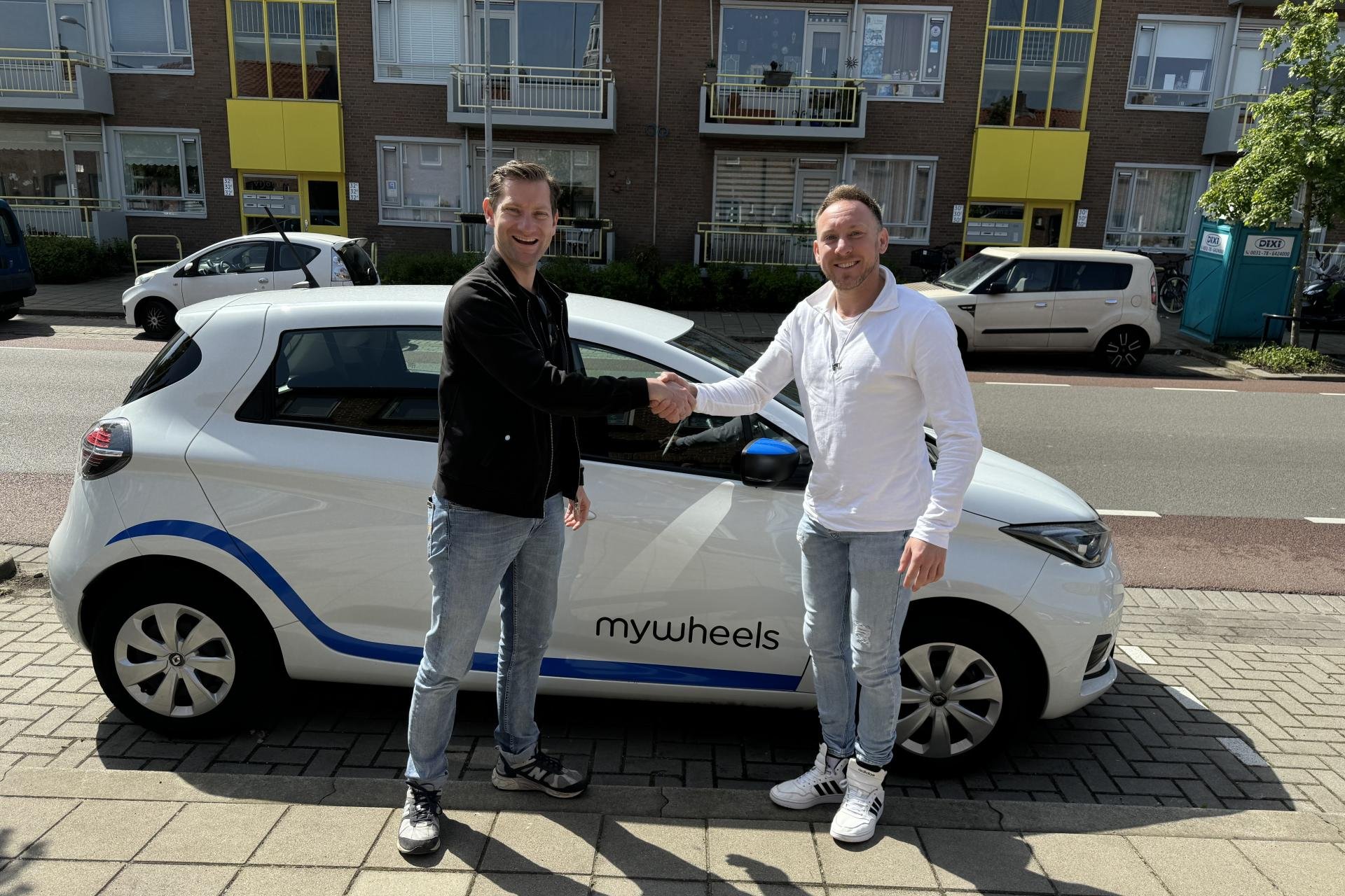Wethouder Jeffrey Keus samen met Dani Sprecher van Mywheels voor de eerste deelauto in de wijk Leidschendam-Zuid